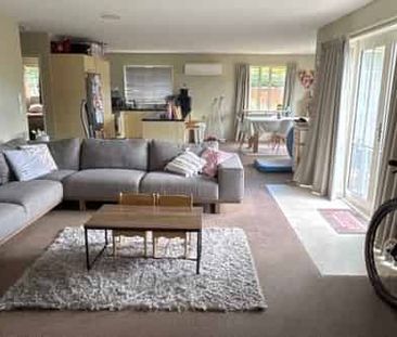 Low Maintenance & Great Location - Photo 3
