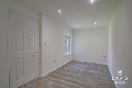 4 bedroom detached house to rent - Photo 5