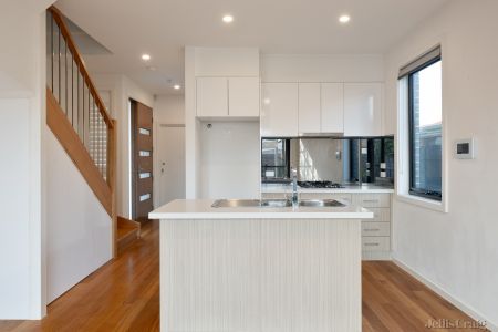 3/166 Rathcown Road, Reservoir - Photo 2