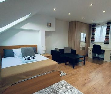 Room in a Shared House, Broomhill Road, IG3 - Photo 1