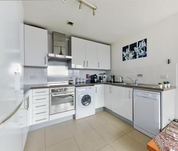 2 bedroom flat to rent - Photo 2