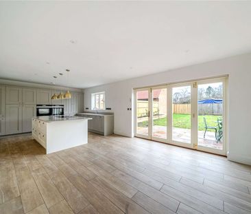 A well proportioned modern detached family home - Photo 3