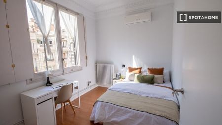 barcelona, Catalonia 08006 - Photo 4