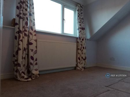 4 bedroom semi-detached house to rent - Photo 5