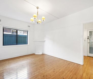 6 MONTH LEASE ONLY! OVERSIZED ONE BEDROOM APARTMENT IN AN ART DECO ... - Photo 2
