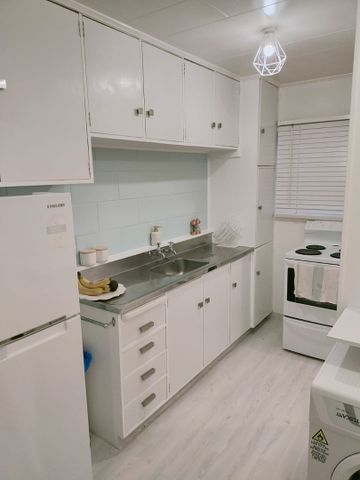 Modernised Unit within short stroll to CBD - Photo 2