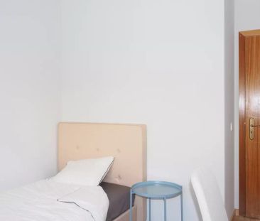 Cosy room for rent in 4-bedroom apartment in Almada - Foto 2