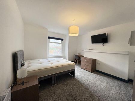 Beach Road - Room 11, South Shields, South Shields, Tyne and Wear, NE33 2LZ - Photo 3