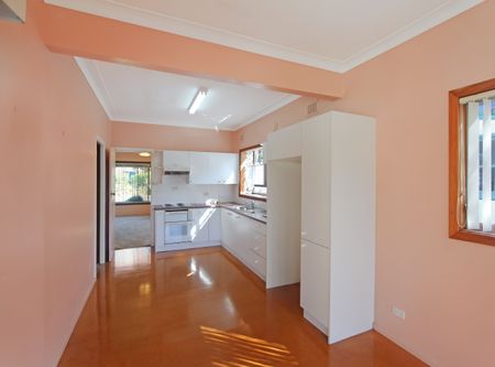 Neat and sunny three-bedroom home nestled in a quiet, sought-after North Ryde street - Photo 5