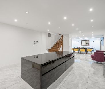 6 bedroom townhouse to rent - Photo 1