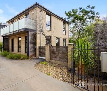 CENTRAL 3-BEDROOM TOWNHOUSE - Photo 5