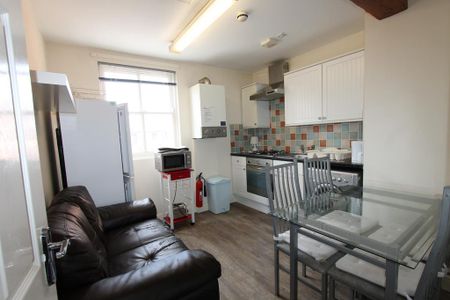 3 bedroom flat to rent - Photo 4