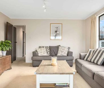 Family Home in Whitby - Photo 5