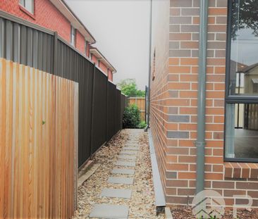 Perfect 3 plus study townhouse with walking distance to town centre - Photo 1