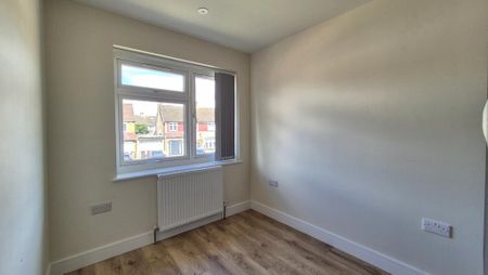 4 bedroom semi-detached house to rent - Photo 3