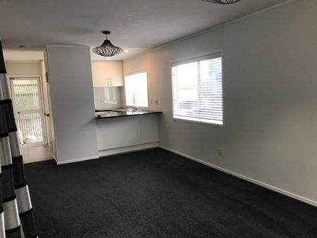 Property Management27A Park Hill Road, Birkenhead - House for Rent - Photo 3