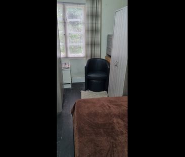 Room in a Shared House, Birmingham, B13 - Photo 2