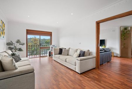 Spacious Family Home with Sweeping Treetop Views - Photo 5