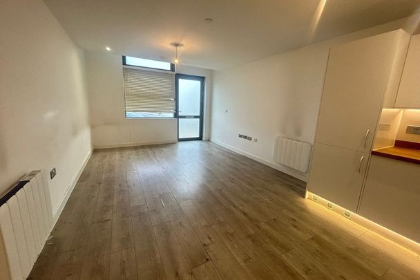 Edinburgh Gate - Photo 1