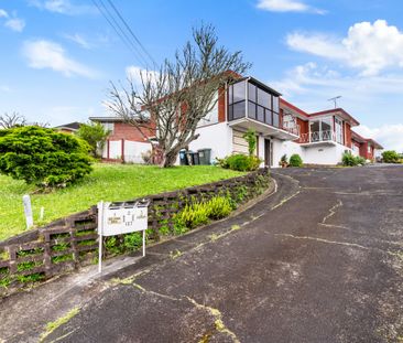 Spacious Unit With Internal Access Garage - Freshly Updated - Photo 2