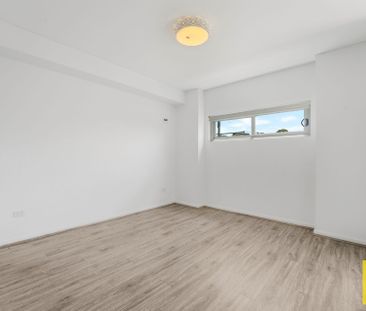 Modern 2 Bedroom Apartment with Home Office | Level 1 - Photo 4