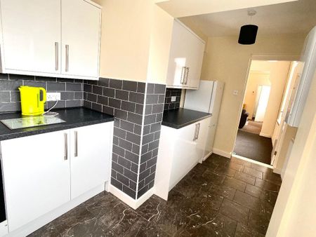 1 bedroom in a house share to rent - Photo 2