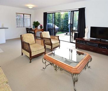 Sunny private home with a large deck - Photo 3