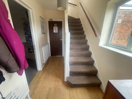 4 bedroom semi-detached house to rent - Photo 4