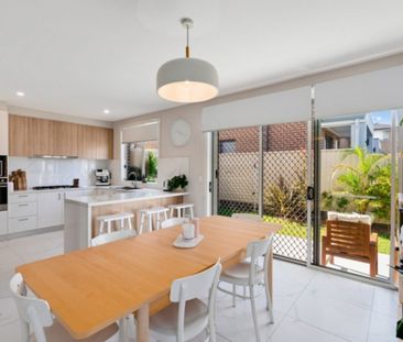 Spacious, Well-Appointed Townhouse Close To Schools & Transport! - Photo 2