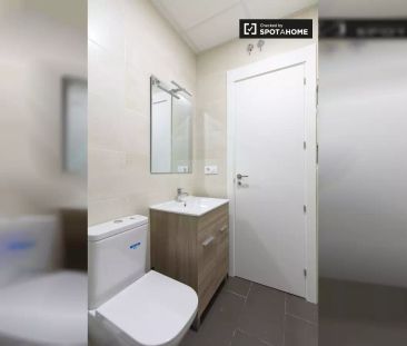 Room in a shared 11-bedroom apartment for rent in Universidad - Photo 4
