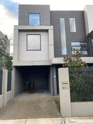 STYLISH THREE BEDROOM TOWNHOUSE - Photo 1