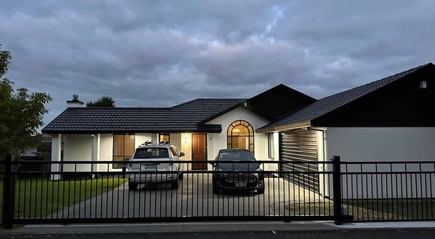 Spacious, Sun-Filled, Fully Fences Family Home - Photo 1