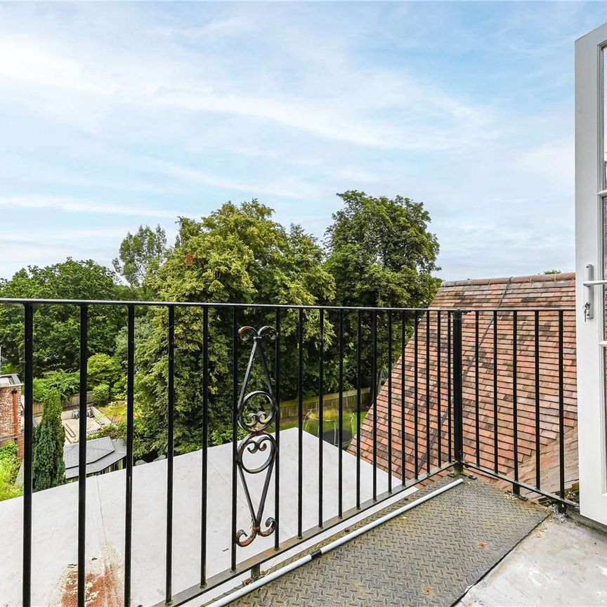 Three bedroom penthouse situated on a popular tree-lined road - Photo 1