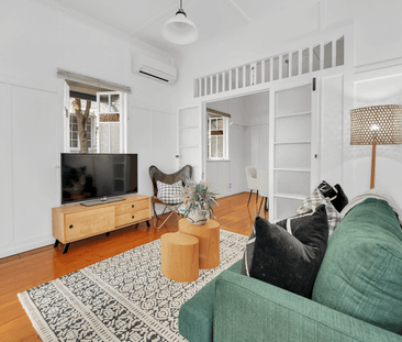 Stunning One Bedroom Unit with Queenslander Charm - Photo 2
