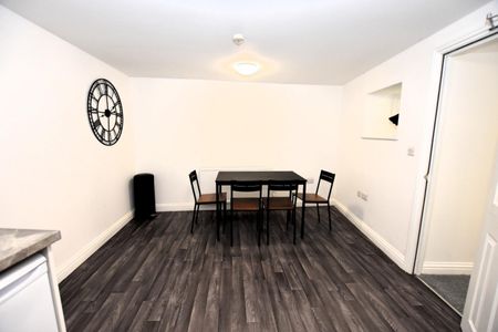 1 bedroom Flat To Let - Photo 3
