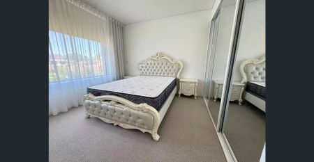 Luxury Two Bedroom Apartment - Photo 2