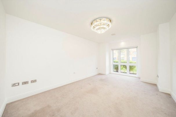 Bridges Avenue, East Molesey, KT8 - Photo 1