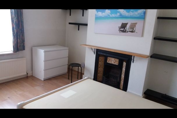 Room in a Shared House, Crewe Place, NW10 - Photo 1