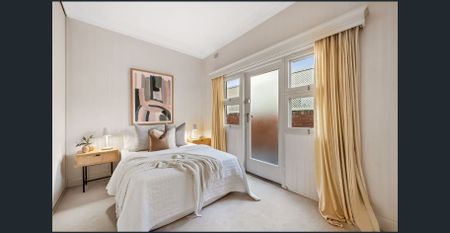 Classic Mid-Century Elegance - Photo 4