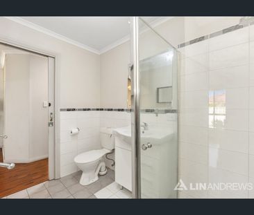 SPACIOUS 3 BEDROOM COURTYARD HOME - Photo 4