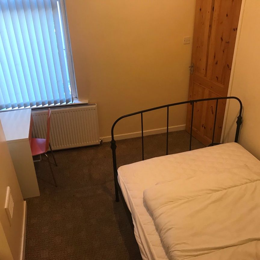 Room in a Shared House, Brideoak Street, M8 - Photo 1