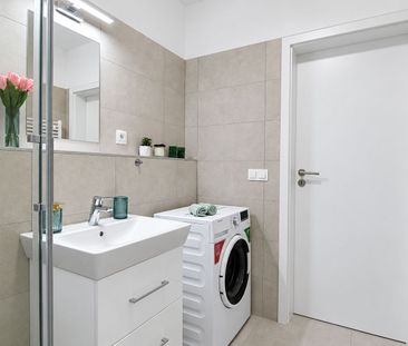 Priestranný 2 izbový byt (54 m2) s klimatizáciou, veľkou lodžiou + ... - Photo 1