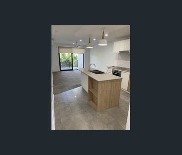 Beautiful 2 Bed 2 Bathroom modern apartment - Photo 6