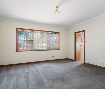 Enormous family home in sought after location - Photo 3