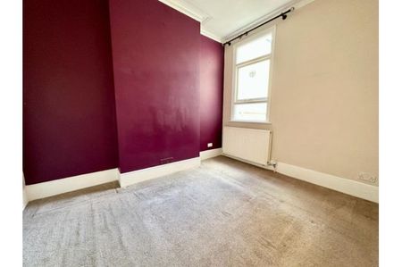 2 bedroom ground floor flat - Photo 2