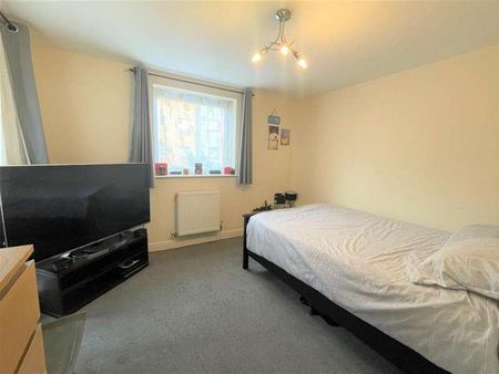 Coombe Way, Farnborough, Hampshire, GU14 - Photo 3