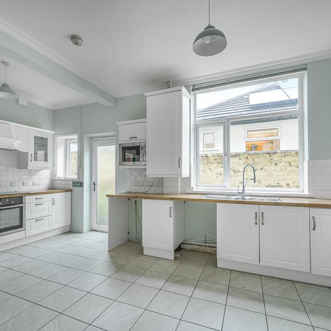 6 bedroom semi-detached house to rent - Photo 1