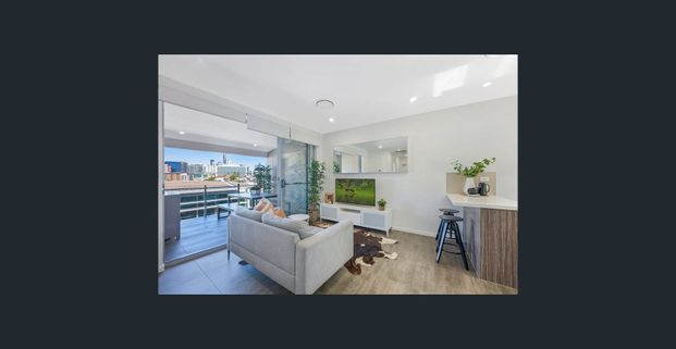 Top-Floor Apartment with City Views and close proximity to Gasworks & Newstead Precinct - Photo 1