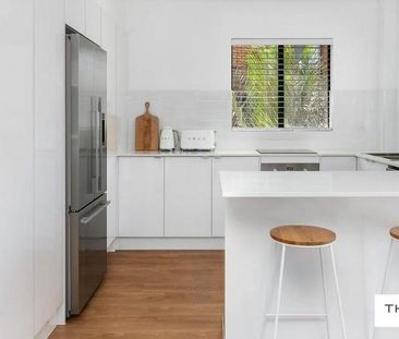 LIGHT FILLED BEACHSIDE APARTMENT - Photo 3