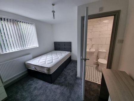 6 bedroom detached house to rent - Photo 5